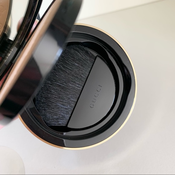 Hold Gucci luxe monogram finishing powder and brush - Picture 8 of 16